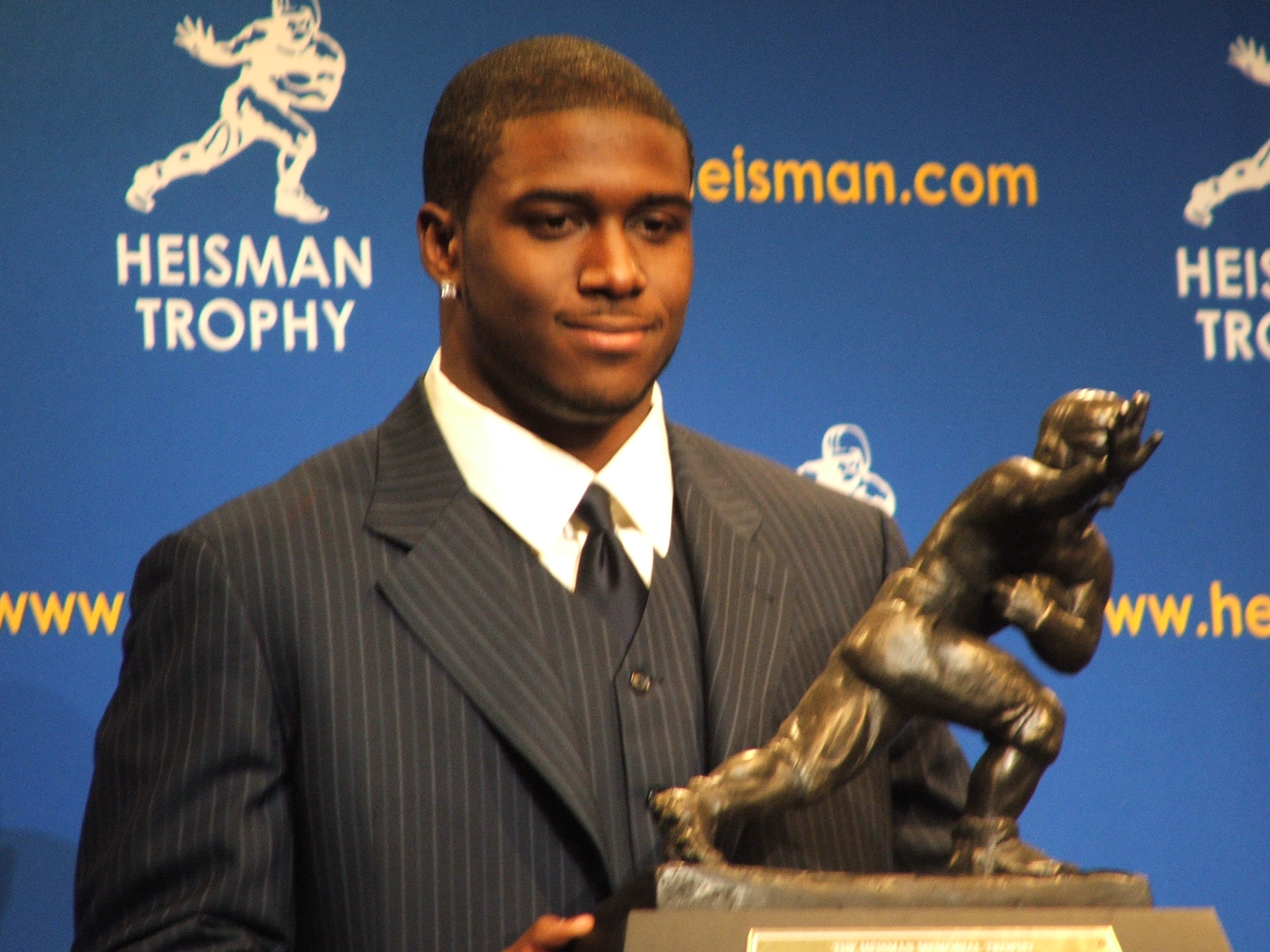 Reggie Bush OFFICIALLY gives back the Heisman Heisman_Trophy_of_Reggie